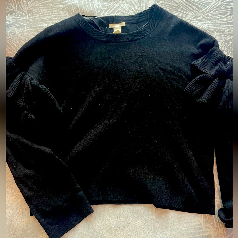 Black sweater with ruffle,